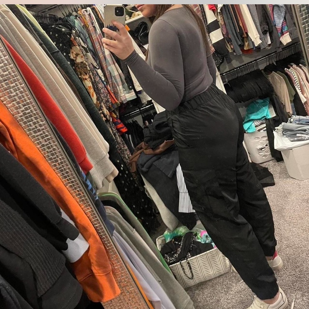 ALO Yoga Men's Dark Cargo Pants - Picture 3 of 6